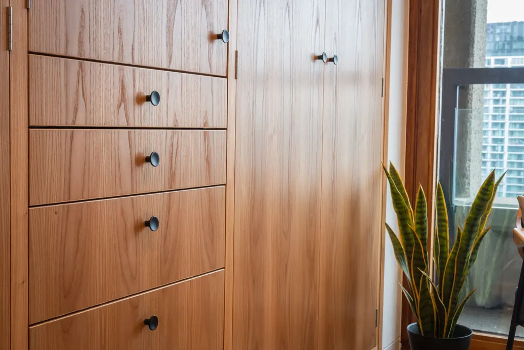 Walnut veneer drawer fronts with continuous matched grain