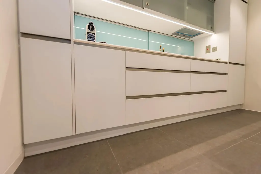 Close view of handleless drawer fronts with even shadow gaps